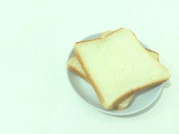 Нарізаний Хліб Білій Тарілці Ізольований Фон Білим Мінімалістична Фотографія — стокове фото