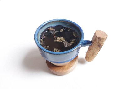 Bir fincan çay. Kurutulmuş yaprak çayıyla kaplanmış. Sağlıklı içecek. Estetik ve minimalist fotoğraf konsepti. izole edilmiş arkaplan