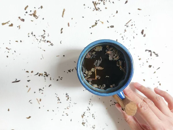 Filiżankę Herbaty Rywalizowała Suszoną Herbatą Liściastą Zdrowego Drinka Estetyczna Minimalistyczna — Zdjęcie stockowe