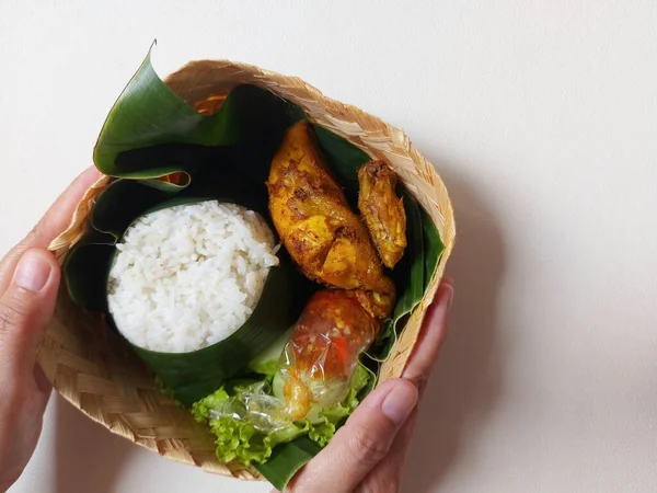 Ινδονησιακό Παραδοσιακό Γεύμα Σερβίρεται Φύλλο Μπανάνας Υφαντό Κουτί Μπαμπού Αποτελούνται — Φωτογραφία Αρχείου
