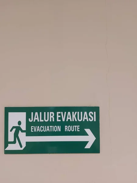 Evacuation Route Sign Wall Text English Indonesia Isolated Background — Fotografia de Stock