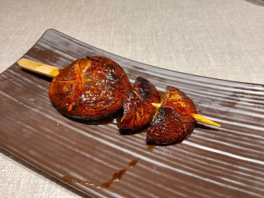 shitake teriyaki yakitori. Japonya 'dan gelen otantik bir yiyecek. Bu mantar satay..  