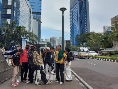 Jakarta, Endonezya-Temmuz 17 2022: SCBD 'deki sokak atmosferi veya Sudirman Merkezi İş Bölgesi, Jakarta. Viral alan gençlerin takıldığı bir yer olarak kullanılıyor. 