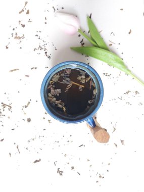 Bir fincan çay. Kurutulmuş yaprak çayıyla kaplanmış. Sağlıklı içecek. Estetik ve minimalist fotoğraf konsepti. izole edilmiş arkaplan