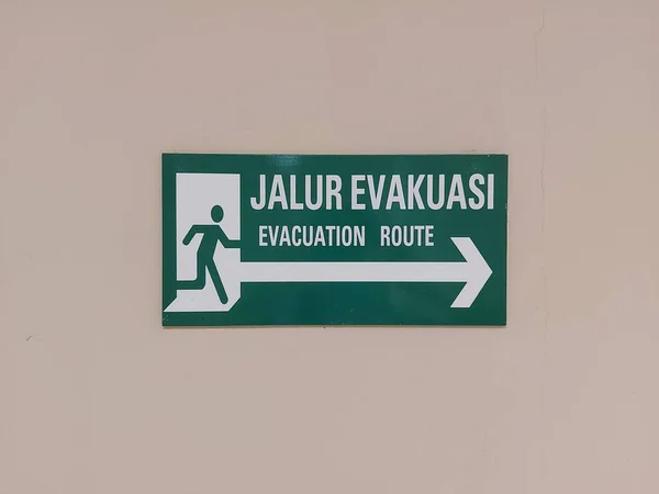 Evacuation Route Sign Wall Text English Indonesia Isolated Background — Stockfoto