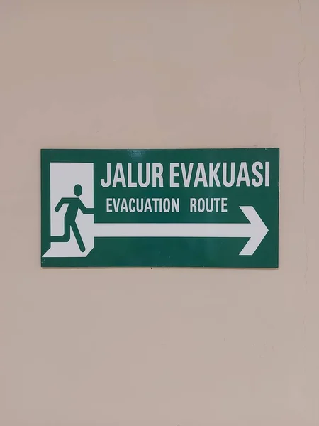 Evacuation Route Sign Wall Text English Indonesia Isolated Background — Stockfoto