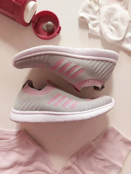 Grijze Roze Sneaker Sportief Concept Geïsoleerde Achtergrond Wit — Stockfoto
