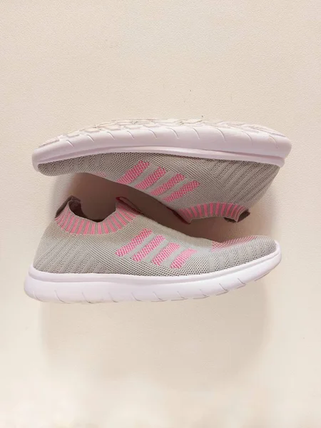 Grijze Roze Sneaker Sportief Concept Geïsoleerde Achtergrond Wit — Stockfoto