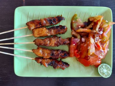 sate maranggi. Geleneksel Purwakarta, Endonezya yemekleri. Tavuk ya da soya soslu biftek ve baharattan yapılır. Taze çiğ domates sosu ve dilimlenmiş limonla tamamlandı.