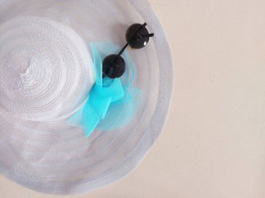 Mavi plaj şapkası ve siyah gözlükler. Yaz titreşimleri. izole edilmiş arkaplan.