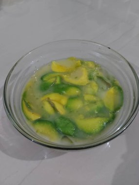 Alkuskat kerok. Endonezya 'dan gelen tatlı. Avokado 'dan yapılmış, buzla karıştırılmış, üzerine tatlandırılmış yoğunlaştırılmış süt konmuş. Bir kasede servis edildi. Tatlı tat