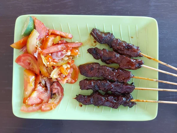 sate maranggi. Geleneksel Purwakarta, Endonezya yemekleri. Tavuk ya da soya soslu biftek ve baharattan yapılır. Taze çiğ domates sosu ve dilimlenmiş limonla tamamlandı.