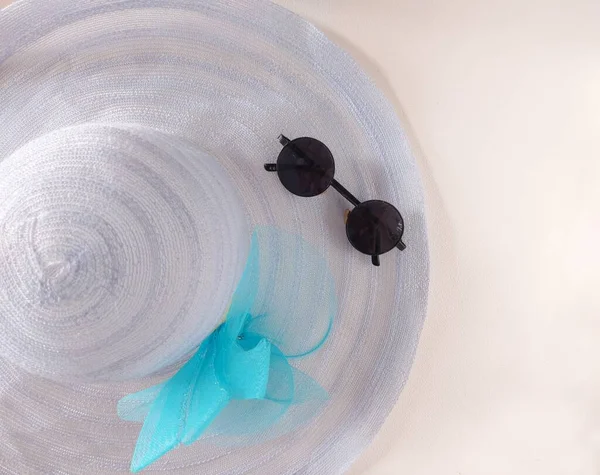 Sombrero Playa Azul Gafas Negras Vibraciones Verano Fondo Aislado Blanco —  Fotos de Stock
