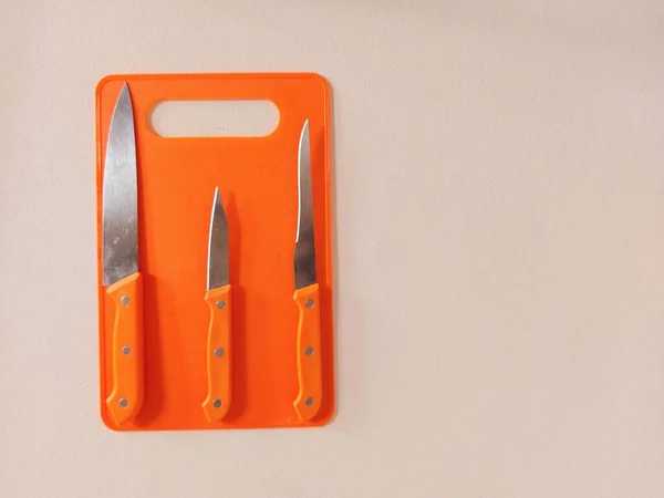 Набір Посуду Ножі Обробні Дошки Ізольований Фон Білим Копіювання Простору — стокове фото