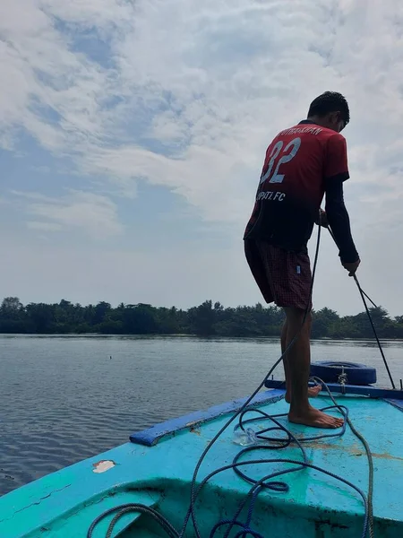 Jakarta Indonesia July 2022 Man Lifts Iron Anchor Seabed Wooden — Stockfoto