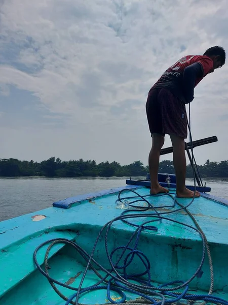 Jakarta Indonesia July 2022 Man Lifts Iron Anchor Seabed Wooden — Stockfoto