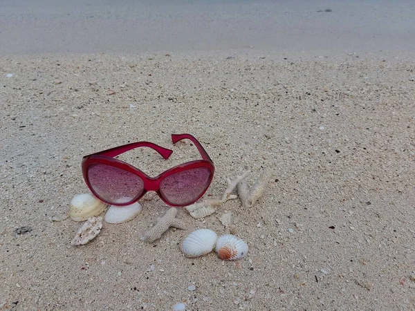 Sonnenbrille Über Weißem Sand Der Küste Sommerstimmung — Stockfoto