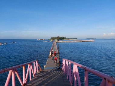 jakarta, Endonezya-Temmuz 24 2022: jembatan cinta. Tidung Adası, Jakarta, Endonezya 'daki en ünlü köprüdür.. 
