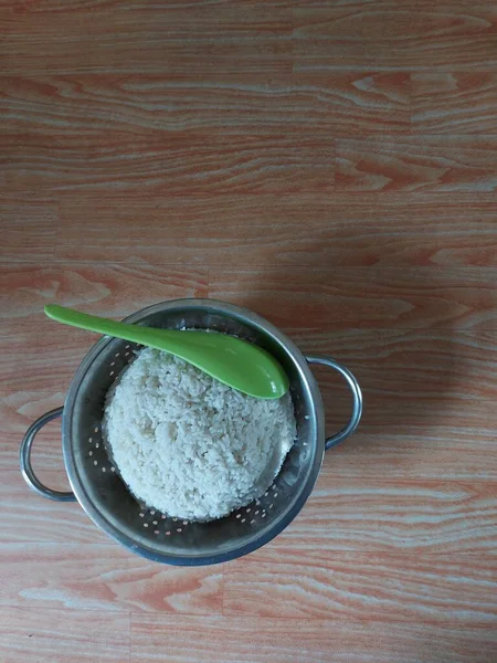 Weißer Reis Auf Edelstahlbehälter Isolierter Hintergrund — Stockfoto
