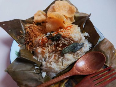 Ançüez pilavı ya da Endonezya dilinde nasi bakar terisi. Geleneksel Endonezya yiyeceğidir. Muz yaprağında servis ediliyor. Tadı tuzlu. 