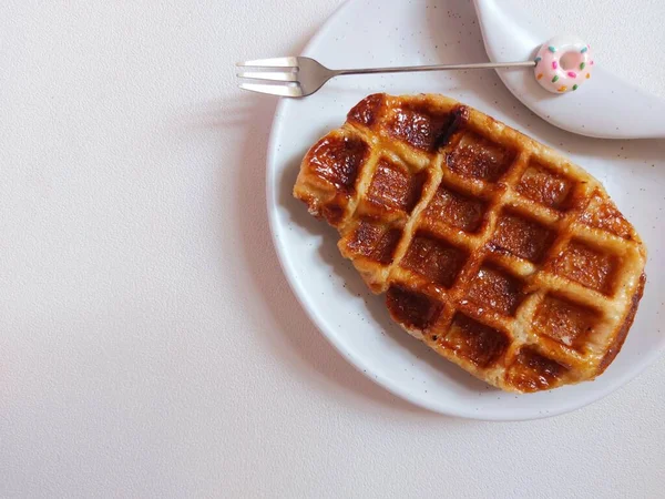 Croffle Croissant Waffle White Plate Viral Dessert Snack Sweet Taste — Stock Photo, Image