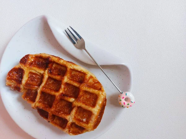 Croffle Croissant Waffle White Plate Viral Dessert Snack Sweet Taste — Stock Photo, Image