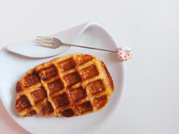 Croffle Croissant Waffle White Plate Viral Dessert Snack Sweet Taste — Stock Photo, Image