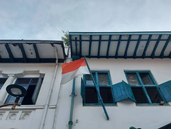 Indonezyjska Flaga Wisząca Bambus Drewnianym Oknie Stylu Vintage — Zdjęcie stockowe