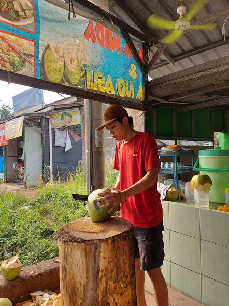 Depok Indonesia July 2022 Young Man Peeling Young Green Coconut — Foto Stock