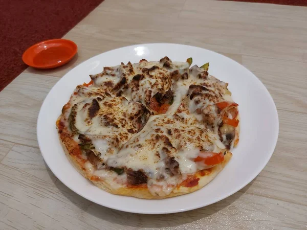 Plate Lamb Pizza Completed Chili Sauce — Fotografia de Stock
