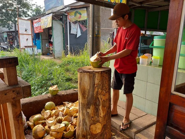 Депок Індонезія Джулі 2022 Молодий Чоловік Чистить Молодий Зелений Кокос — стокове фото