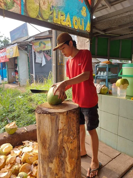 Депок Індонезія Джулі 2022 Молодий Чоловік Чистить Молодий Зелений Кокос — стокове фото