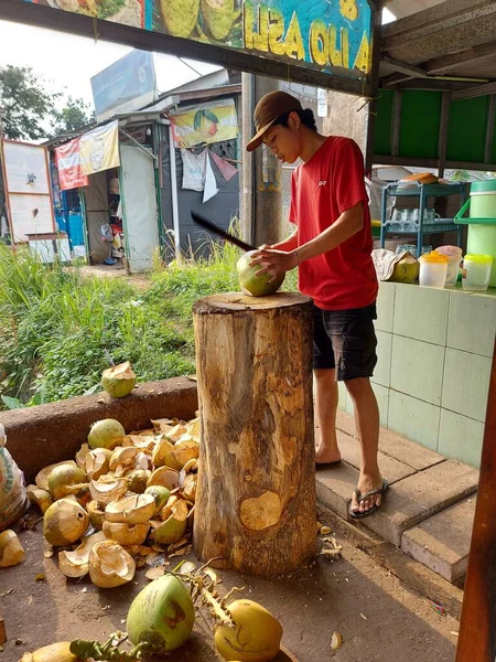 Depok Indonesia July 2022 Young Man Peeling Young Green Coconut — Foto Stock