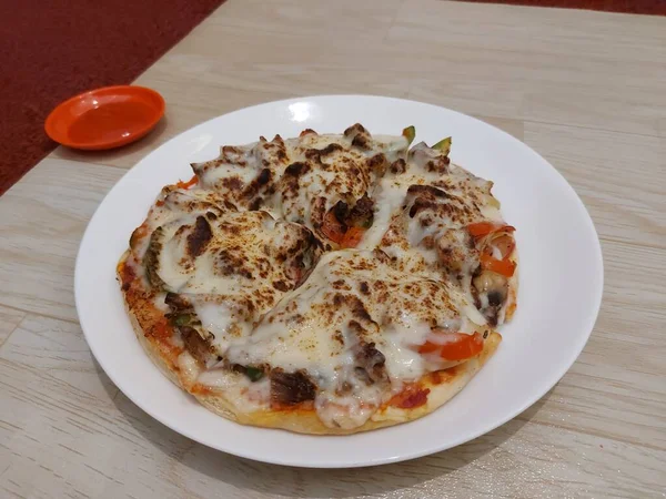 Een Bord Lamspizza Compleet Met Chilisaus — Stockfoto
