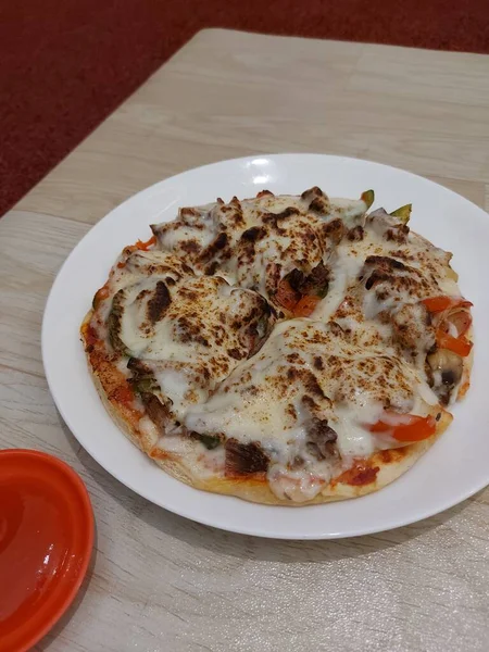 Bir Tabak Kuzu Pizza Biber Sosuyla Tamamlanmış — Stok fotoğraf