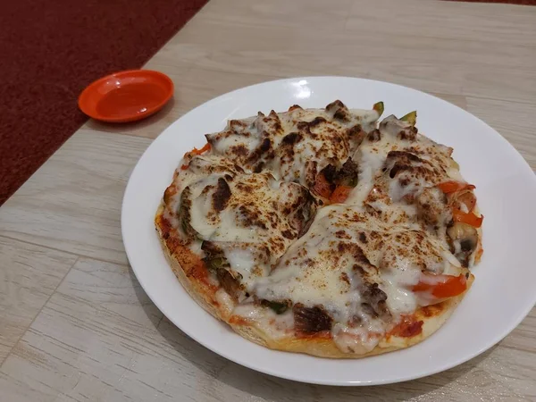 Een Bord Lamspizza Compleet Met Chilisaus — Stockfoto
