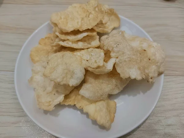 Melinjo Chips Emping Type Indonesian Chips Snack Served White Plate — 스톡 사진