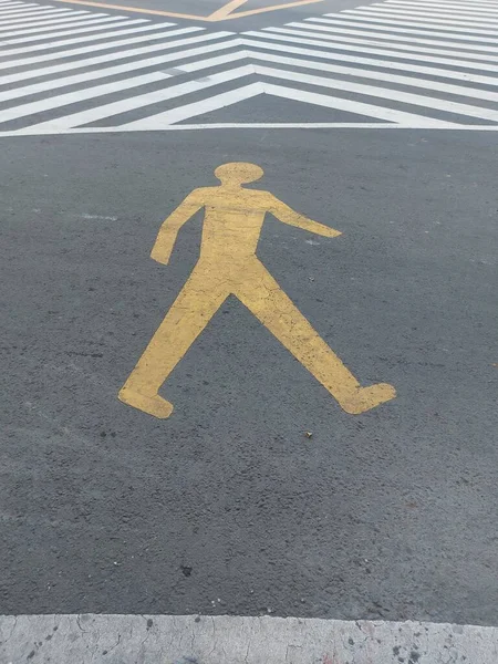 Sign People Walking Asphalt Road — Stockfoto