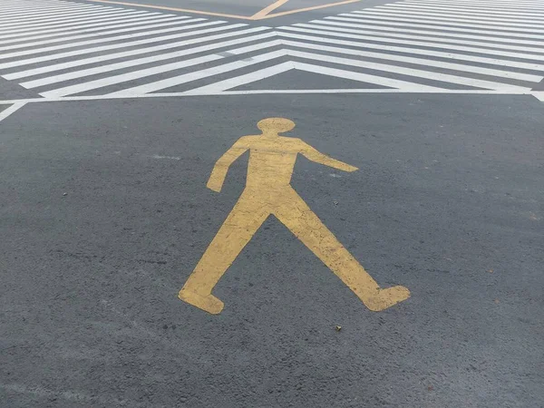 Sign People Walking Asphalt Road — Fotografia de Stock
