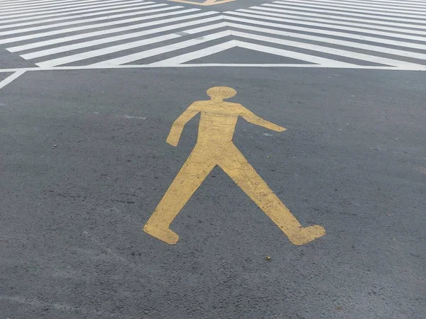 Sign People Walking Asphalt Road — Stockfoto