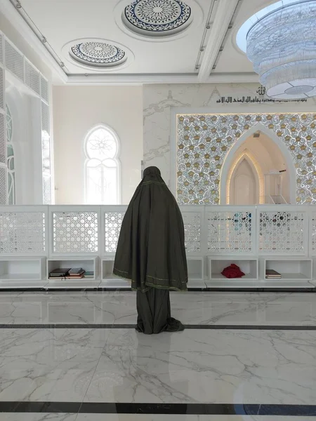 Depok Indonesia August 2022 Atmosphere Mosque Thohir Muslim Woman Praying — Stok fotoğraf