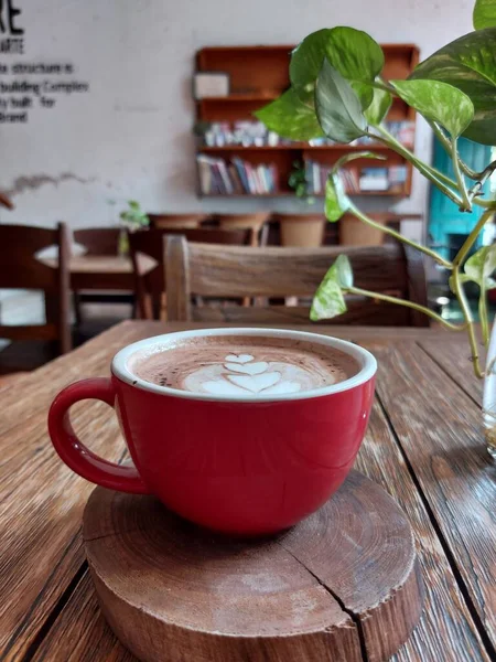 Καφέ Latte Τέχνη Κόκκινο Κύπελλο Πορσελάνης Σερβίρεται Ξύλινο Τραπέζι Γλυκιά — Φωτογραφία Αρχείου