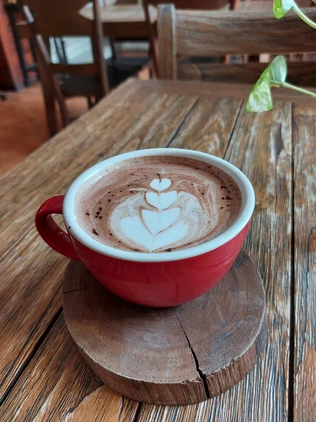 Café Com Arte Latte Copo Porcelana Vermelha Servido Mesa Madeira — Fotografia de Stock