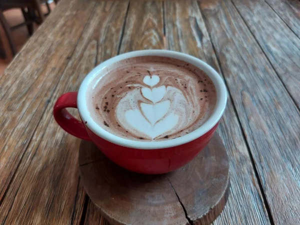 Café Com Arte Latte Copo Porcelana Vermelha Servido Mesa Madeira — Fotografia de Stock