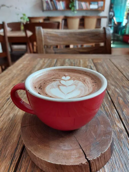 Café Com Arte Latte Copo Porcelana Vermelha Servido Mesa Madeira — Fotografia de Stock