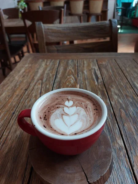 Café Avec Latte Art Sur Tasse Porcelaine Rouge Servi Sur — Photo