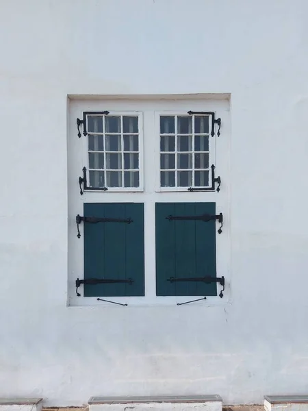 Hollandske Koloniale Stil Trævinduer Gammel Stil Minimalistisk Æstetisk Fotografering Det - Stock-foto