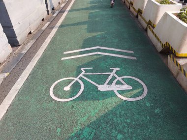 Bisikletçiler için özel şerit. Üzerinde yeşil boya ve bisiklet logosu var.
