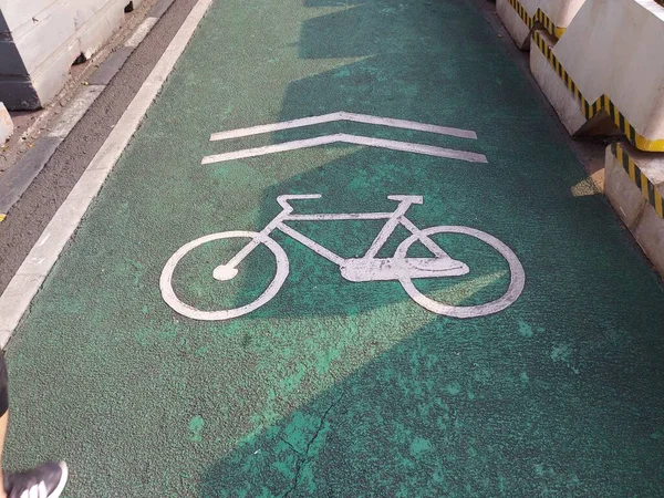 Sonderspur Für Radfahrer Kommt Mit Grüner Farbe Und Fahrradlogo — Stockfoto