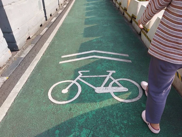 Sonderspur Für Radfahrer Kommt Mit Grüner Farbe Und Fahrradlogo — Stockfoto